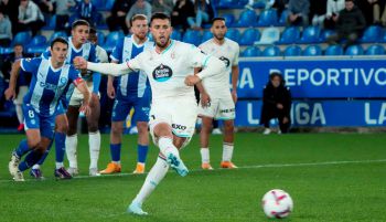 LaLiga. El Valladolid toma Mendizorroza desde el punto de penalti