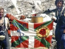 El Athletic homenajea a un montañero que coronó el Everest con una bandera de ETA