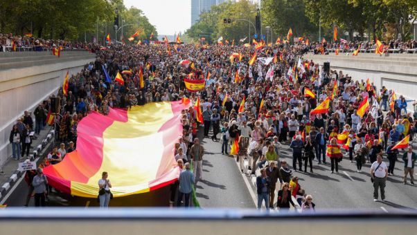 La protesta ha sido convocada por la Plataforma por la España Constitucional y ha aglutinado a 400.000 manifestantes, según los organizadores.