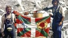 El Athletic homenajea a un montañero que coronó el Everest con una bandera de ETA