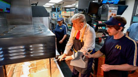 Trump cocina patatas fritas en un McDonald's y desmiente a Harris