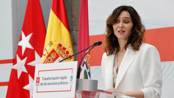 'Mi pareja no va a la Puerta del Sol a hacer negocios, la suya sí a Moncloa', dice la presidenta madrileña.