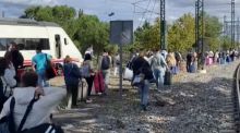 Llegan andando a la estación de Mérida los pasajeros de un tren Madrid-Mérida averiado