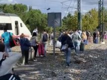 Llegan andando a la estación de Mérida los pasajeros de un tren Madrid-Mérida averiado