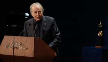 Serrat reclama libertad y democracia ante un mundo hostil e insolidario