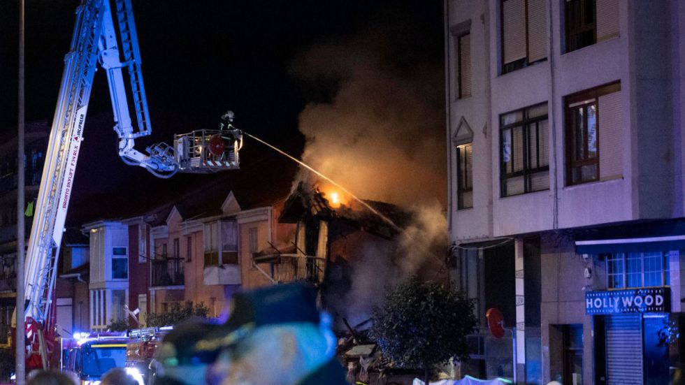 Una explosión derrumba un edificio de Santander y deja tres muertos