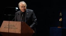 Serrat reclama libertad y democracia ante un mundo hostil e insolidario