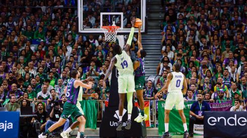 ACB. El Unicaja bate al Barça y afianza su liderato