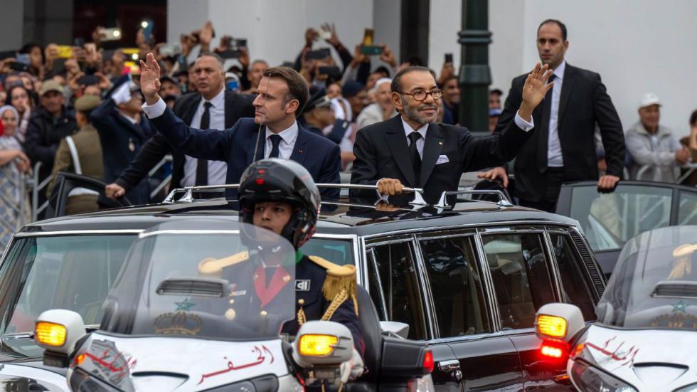 Macron, recibido con honores por Mohamed VI en su visita a Rabat