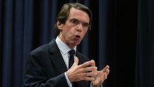 Aznar ve España 'ante el abismo' al no darse las posibilidades para que Sánchez se vaya