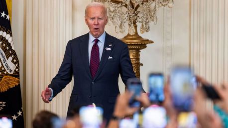 Un paso en falso de Biden con la palabra 'basura' causa un revés en la campaña de Harris