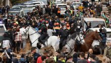 Sánchez justifica su huida y echa la culpa a actos de violencia 'marginales'