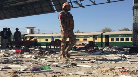 Al menos 24 muertos en un ataque suicida en una estación de tren de Pakistán