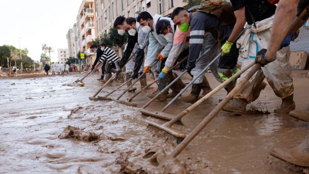 Ciudadanos de toda España vuelven al epicentro de la tragedia para apoyar a servicios de emergencia, policías y militares.