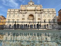 La Fontana de Trevi ya se puede observar de cerca gracias a una polémica pasarela