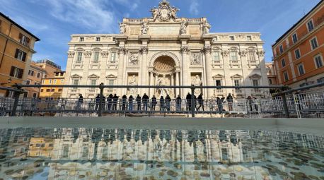 La Fontana de Trevi ya se puede observar de cerca gracias a una polémica pasarela