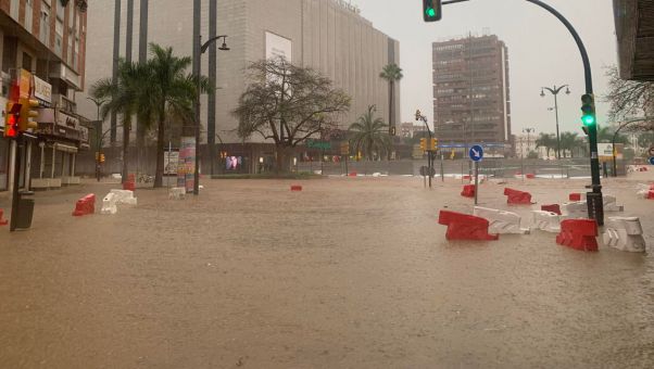 Miles de personas han sido evacuadas en la provincia andaluza, con varios hospitales inundados y el AVE Madrid-Málaga suspendido.