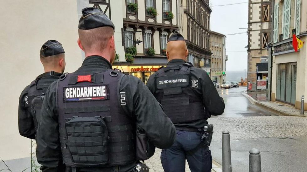 La policía libera a los rehenes y detiene al hombre atrincherado en las afueras de París