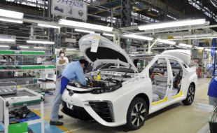 Toyota reduce producción pero ingresa más