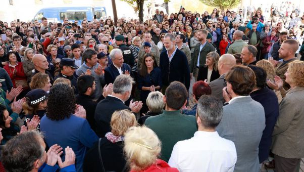 Don Felipe y Doña Letizia muestran su apoyo y solidaridad con los afectados en Chiva, Utiel y Letur.