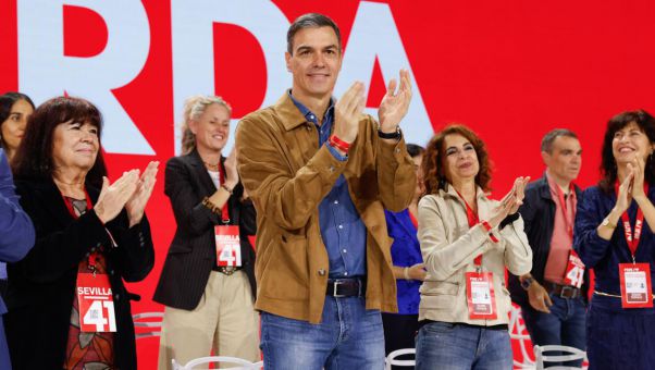 Los socialistas exhiben una imagen de férrea unidad y de elogios al presidente del Gobierno.