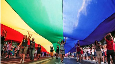 El PSOE enfada a sus socios al sacar la 'Q' de la reivindicación LGTBI