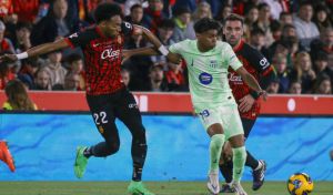 Inaudito: Mojica comete un error ante el Barcelona y le da un cabezazo a su compañero