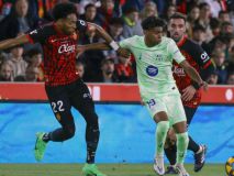 Inaudito: Mojica comete un error ante el Barcelona y le da un cabezazo a su compañero