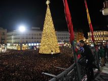 Bisbal abarrota la Puerta del Sol en un concierto desde el balcón de la Real Casa de Correos