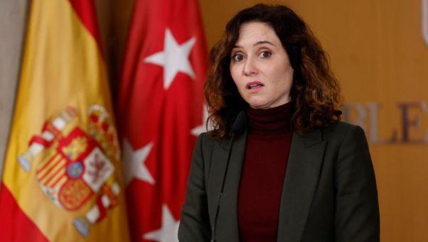 La presidenta madrileña acusa al socialista de 'organizar una operación de Estado' contra ella y 'reírse de la Guardia Civil'.