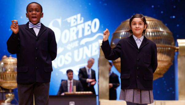 El sorteo extraordinario, celebrado en el Teatro Real de Madrid, repartió 2.702 millones de euros en premios.
