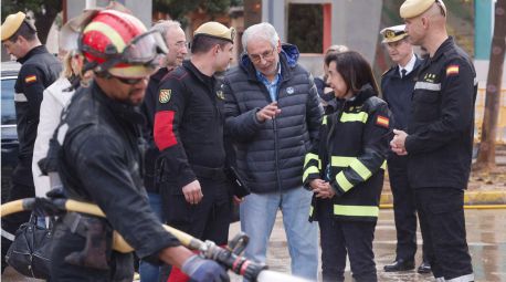 Robles visita a los militares que trabajan en la zona de la dana y les agradece su labor