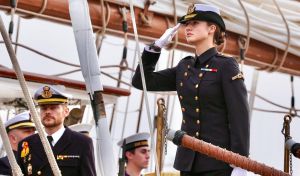 Emoción de los Reyes al ver zarpar a la Princesa en el Juan Sebastián Elcano