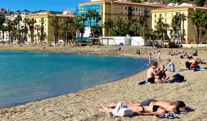 Bañadores y sol en Málaga, que marca la temperatura más alta de la Península