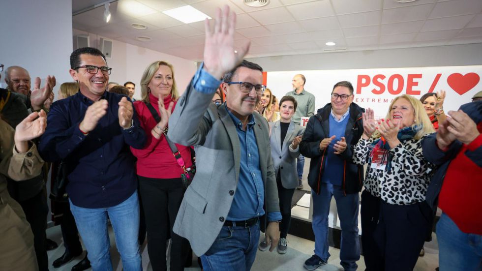 Batacazo de Sánchez en Extremadura: Gallardo gana las primarias frente a la candidata de Ferraz