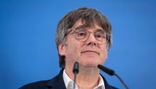 Puigdemont le amarga a Sánchez los fastos por la muerte de Franco al recordarle que el dictador murió en la cama