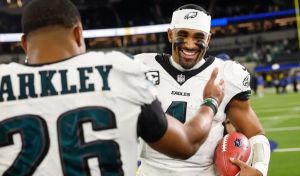 NFL. Una estrella de los Eagles lee un libro en pleno partido y lo convierte en un superventas