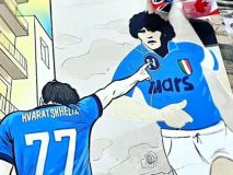 Kvaratskhelia rinde tributo al templo callejero de Maradona antes de dejar Nápoles