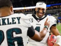 NFL. Una estrella de los Eagles lee un libro en pleno partido y lo convierte en un superventas