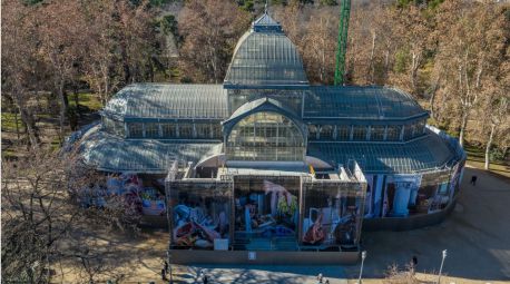 Una gran lona artística envuelve el Palacio de Cristal durante su restauración