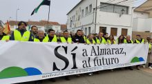 Miles de personas muestran su oposición al cierre de la central nuclear de Almaraz