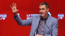Sánchez vuelve a alertar contra 'la internacional ultraderechista' y presume de que 'España va viento en popa'