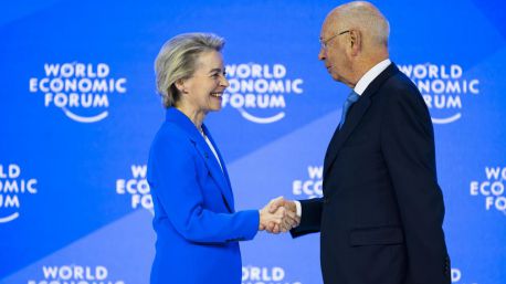 La UE y China reaccionan en Davos a las primeras medidas anunciadas por Trump
