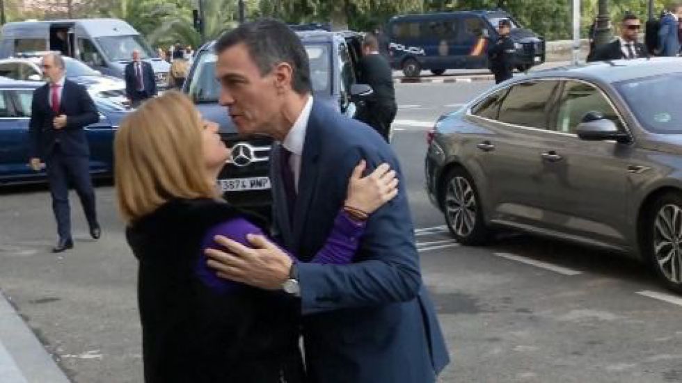 Sánchez, increpado a su llegada a Valencia: 'Pise más el barro'