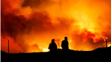 Miles de evacuados por otro incendio de gran virulencia cerca de Los Ángeles