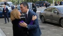 Sánchez, increpado a su llegada a Valencia: 'Pise más el barro'