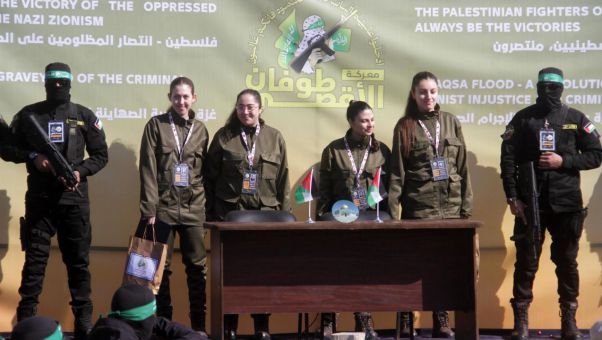 Fueron capturadas el 7 de octubre de 2023 en la base militar Nahal Oz, a un kilómetro de Gaza, donde cumplían con el servicio militar obligatorio.
