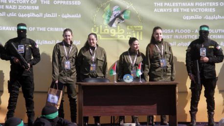 Hamás entrega a las cuatro rehenes israelíes a la Cruz Roja en una ceremonia multitudinaria en Gaza