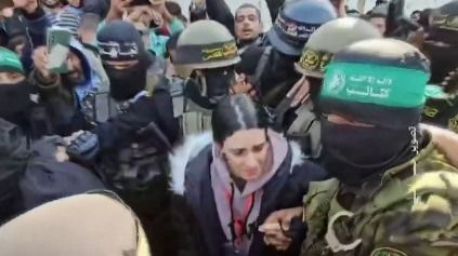 Israel pospone la entrega de 110 palestinos tras la caótica liberación de dos rehenes israelíes