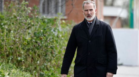 Felipe VI asiste en Sevilla al funeral de su primo Fernando de Borbón y Medina